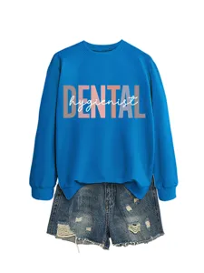 Detailansicht des blauen langärmligen Rundhals-Sweatshirts mit Dentalhygieniker-Aufdruck.