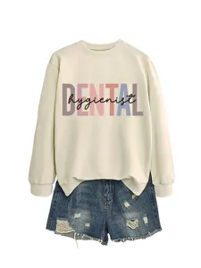Lockerer Rundhalsausschnitt Pullover mit Dental-Hygieniker-Print und Jeansshorts.