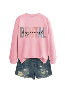 Damen lässiges rosa Rundhals Langarm Sweatshirt mit Dental Hygienist Print und kurze Shorts.