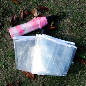 Klare transparente Regenschirm mit süßem Schneeflockenmuster und rosa Hülle für Alltag.