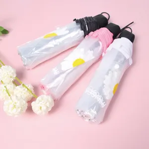 Ombrello pieghevole trasparente con stampa margherita, design compatto per giorni di sole e pioggia.