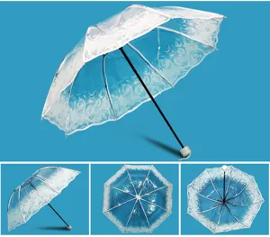 Transparenter Regenschirm im Detail, klarem wasserdichtem Material mit Blumenmuster, Gestell.