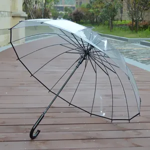 Ombrello trasparente lungo con 16 stecche e manico ad uncino nero ideale per pioggia e sole.