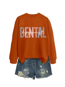 Oranger Rundhals-Sweatshirt-Detail mit Dental-Hygienikerin Textdruck kombiniert mit Jeansshorts.