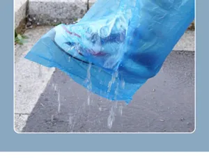 Nahaufnahme des blauen wasserdichten Einweg-Schuhschutzes beim Testen im Freien.