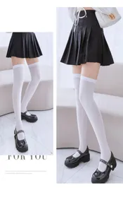 Detailansicht weißer Overknee-Socken aus glattem Samtstoff, ideal für JK-Style-Outfits.
