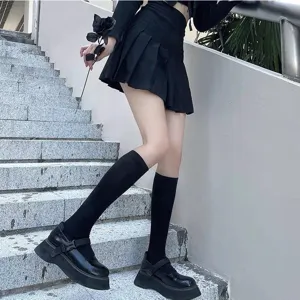 Schwarzer Plisseerock und Kniestruempfe Set, stilvolles japanisches JK-Uniformoutfit Damen.