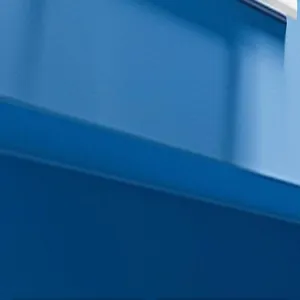 Gros plan du déflecteur de vent de climatiseur bleu, texture lisse, matériau durable.