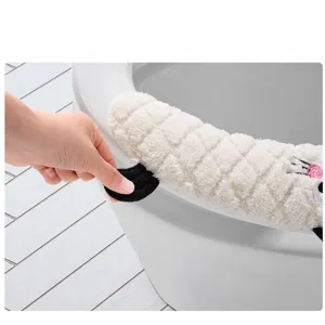 Thickened plush toilet seat cover with convenient handle, warm and hygienic for winter use.