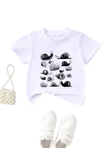 Cute children's white t-shirt featuring black snail print details for casual wear.