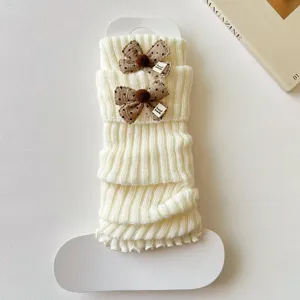 Calentadores de piernas de punto blanco con bonitos lazos de lunares marrones, accesorio de invierno.