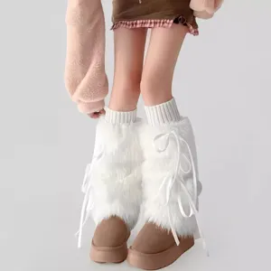 Botas de nieve con plataforma marrón combinadas con calentadores blancos peludos y2k.