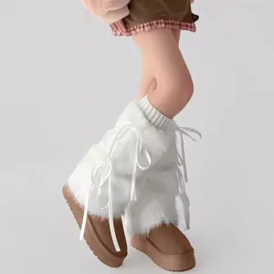 Botas de nieve plataforma marrón estilo Y2K con calentadores de felpa blanca y calcetines.