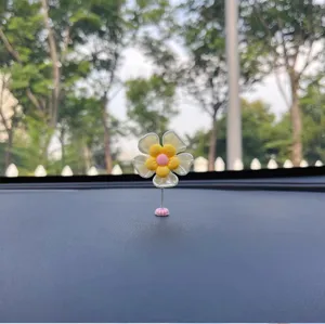 Jolie fleur oscillante de tableau de bord de voiture décoration intérieure mignonne design.