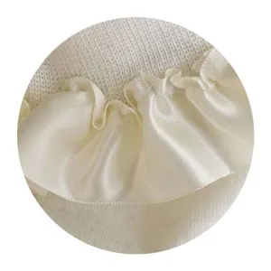 Nahaufnahme der süßen japanischen JK Lolita Söckchen mit zarter Satin Rüschenspitze.