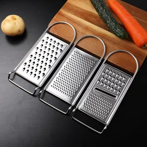 Set de râpe de cuisine en acier inoxydable avec trois pièces pour trancher légumes et pommes.