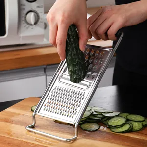 Râpe de cuisine en acier inoxydable et trancheuse de légumes pour râper les pommes de terre.
