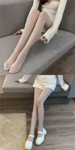 Vue détaillée de collants blancs transparents avec de jolis motifs à pois élégants.