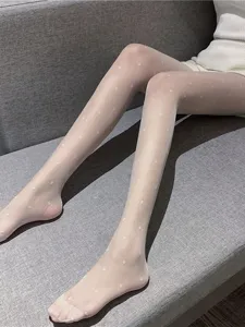 Collant blanc transparent avec joli motif de petits cœurs, bas sexy fins pour les femmes.