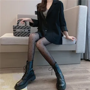 Vue détaillée de collants noirs transparents pour femmes avec des motifs de coeurs.
