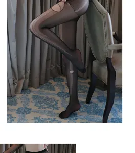 Mujer sexy medias transparentes lencería erótica calcetines rasgados negros vista en detalle