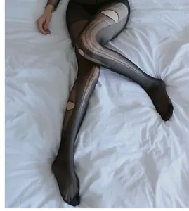 Medias transparentes sexis para mujer, diseño de rayas con aberturas, vista detallada de ropa de noche.