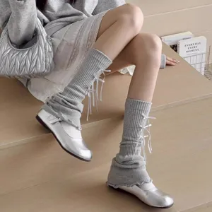 Calentadores de punto gris con cintas blancas, calcetines slouch estilo y2k moda mujer.