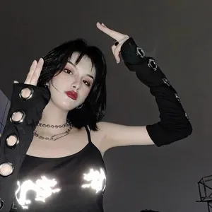 Manches de bras punk gothiques noires avec œillets métalliques et haut dragon réfléchissant.