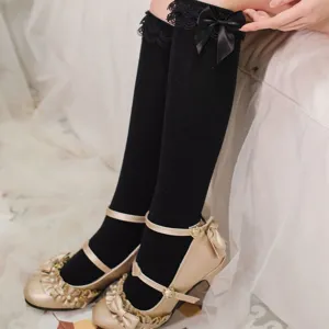 Schwarze Lolita Kniestruempfe mit Spitzenbesatz und schwarzer Schleife fuer Damen mode