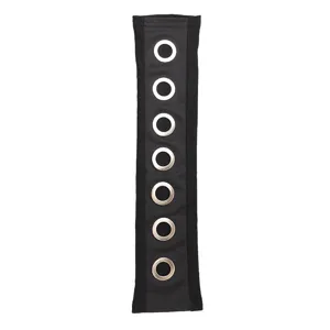 Gros plan détail de la manchette noire style punk avec œillets métalliques verticaux.