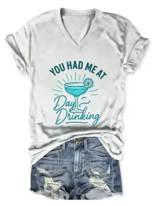 Casual dames V-hals korte mouw t-shirt gecombineerd met comfortabele stijlvolle denim shorts.