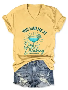 Casual dames V-hals korte mouw t-shirt met stijlvolle cocktailprint en tekst design.