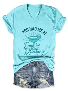 Casual turquoise V-hals korte mouw dames t-shirt met leuke cocktail print graphic.