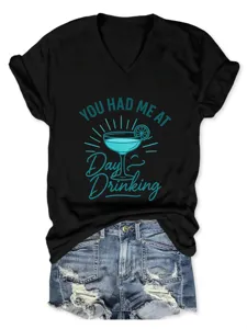 Gedetailleerd overzicht van het zwarte V-hals t-shirt met een leuke cocktailgrafiek.