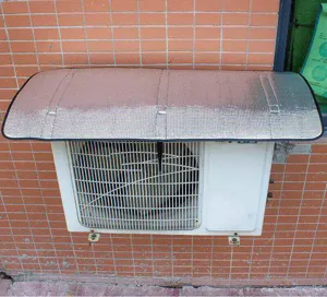 Vue détaillée de la housse de climatiseur extérieur, protection imperméable et pare-soleil.