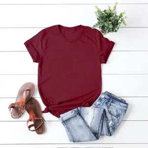 Vista dettagliata della t-shirt a maniche corte bordeaux tinta unita, con scollo rotondo classico.