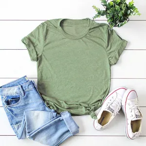 Maglietta verde oliva a maniche corte girocollo in dettaglio flatlay con jeans e sneakers.