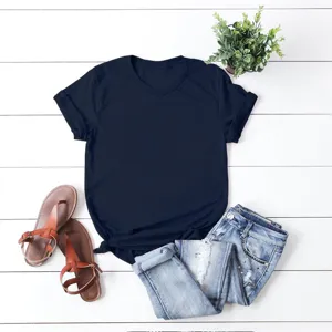 Dettaglio di una t-shirt a maniche corte blu scuro tinta unita con accessori in stile flat lay.