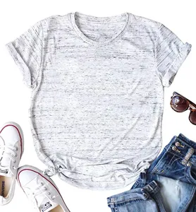 Dettaglio t-shirt grigia melange a maniche corte, top casual girocollo con orlo annodato.