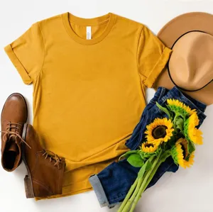 Vista dettagliata di maglietta a maniche corte giallo senape con stivali, cappello e girasoli.