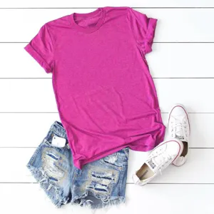 Dettaglio di una t-shirt casual rosa a maniche corte abbinata a pantaloncini di jeans.