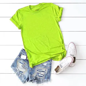 T-shirt monocolore verde abbinato a pantaloncini di jeans e sneakers bianche dettaglio
