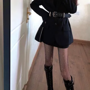 Vue détaillée de collants résille strassés, bas filet étincelants avec de beaux cristaux.