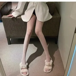Vue détaillée de collants blancs résille avec strass, texture scintillante et très respirante.