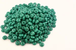 Dettaglio perle distanziatrici verdi per creazione gioielli fai da te e bracciali.