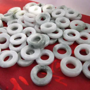 Vente en gros anneaux de jade naturel blanc vert pendentif donut accessoires de bijoux