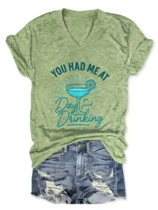 Gedetailleerd overzicht van het casual groene V-hals t-shirt met korte mouwen en print.