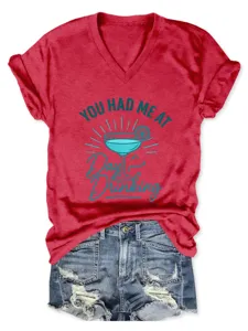 Gedetailleerd overzicht van het rode V-hals korte mouw grafische T-shirt met cocktailprint.