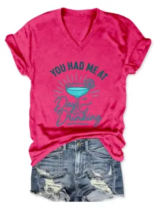 Casual roze dames V-hals korte mouw t-shirt met cocktail print en stijlvolle dagelijkse mode.