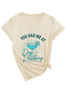 Casual dames V-hals korte mouw t-shirt met leuke cocktail print en stijlvolle knoop.
